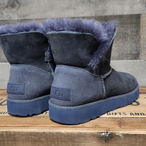 New UGG Classic Cuff Short Boot | Size 5.5 W - Picture 4 of 10